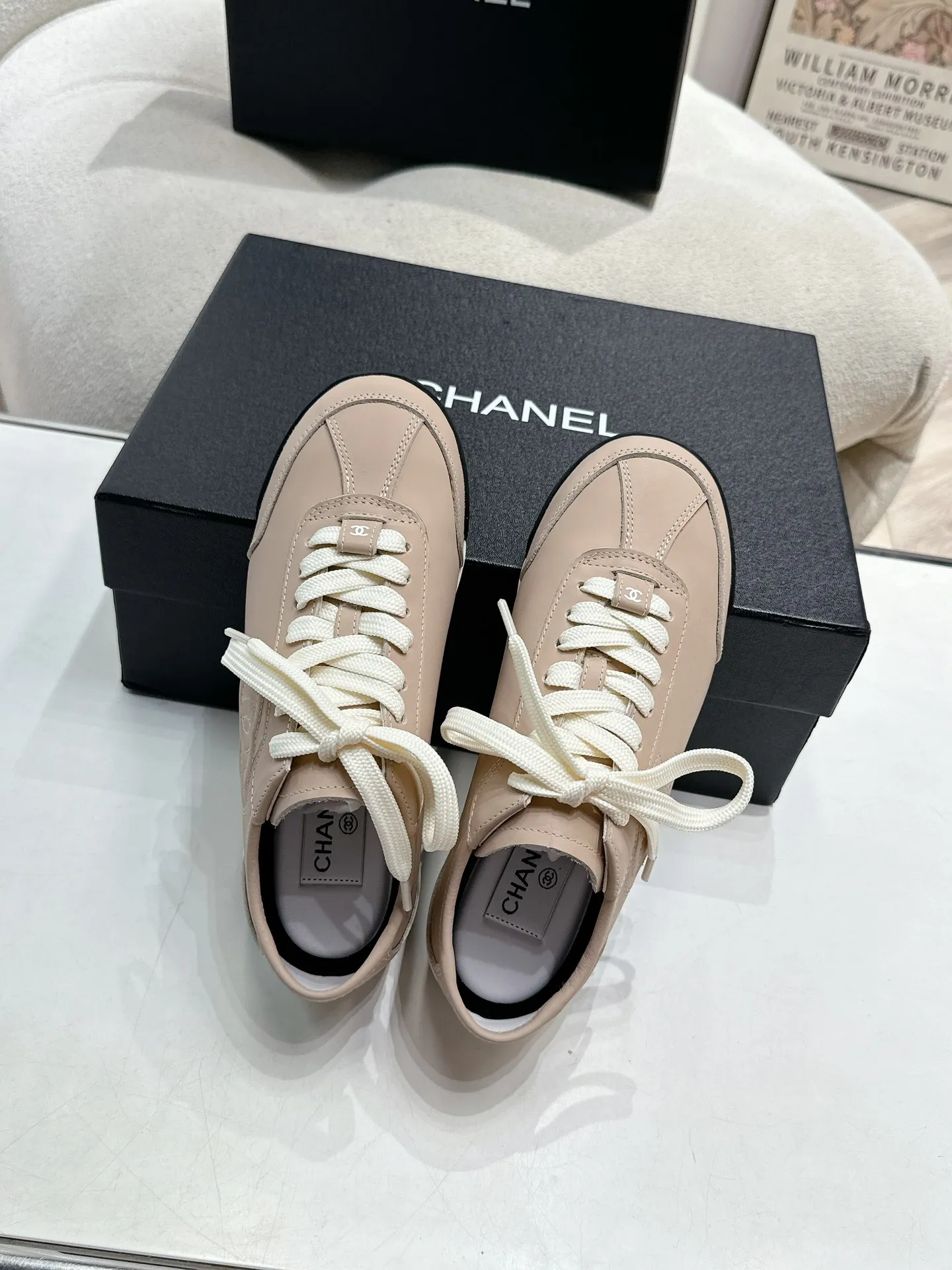 👟👟Ex-factory price 560👟👟 Chanel Grandma 2024 counter top casual sports shoes This classic design; the upper is electro-embroidered with a variety of techniques; the outsole is fashionable and sporty; it is unusual to incorporate a variety of color matching elements... The diversified mix and match is very good-looking and versatile, casual, fashionable, sports and outdoor can be taken into account... ꫛꫀꪝ Go➫ Material: ❶Upper is made of: Original imported high silk cow suede + small fragrance fabric ❷Inner lining: original imported breathable sheepskin lining ❸Outsole based on: original TPU combination outsole Special counter boutique packaging complete set for women 35–41